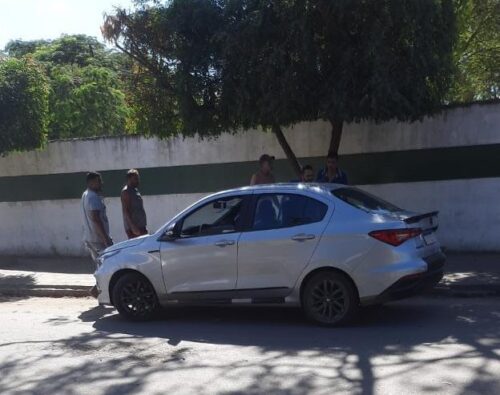 Criminosos executam homem dentro de carro, em Bezerros