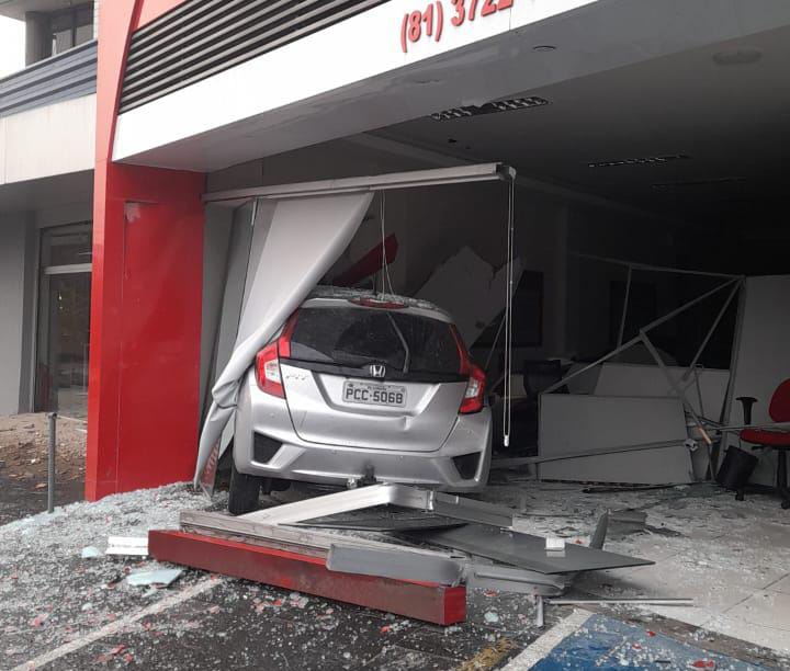 Motorista perde o domínio do carro e invade loja na Agamenon Magalhães, em Caruaru