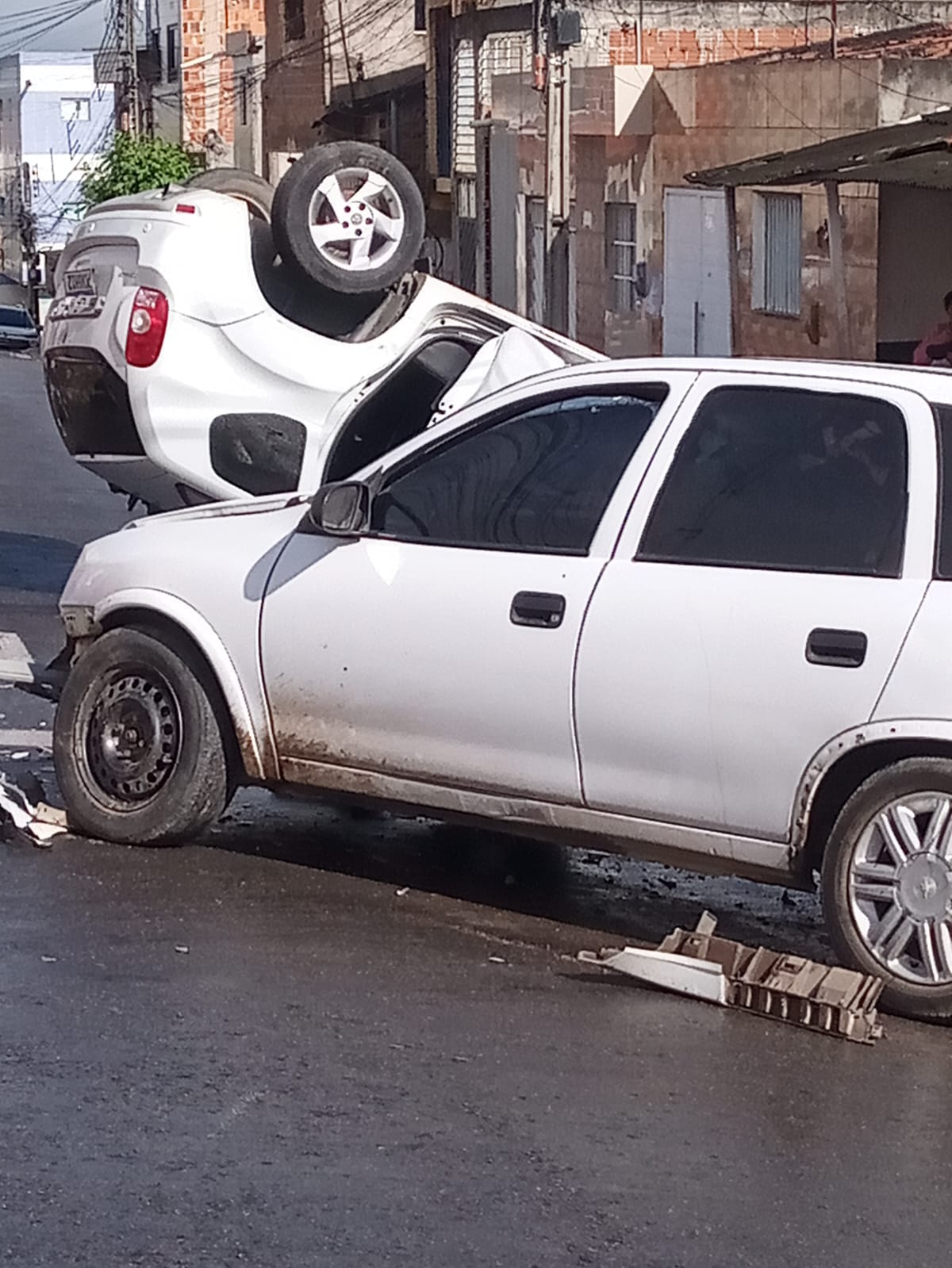 Carro capota após colisão no bairro Centenário em Caruaru