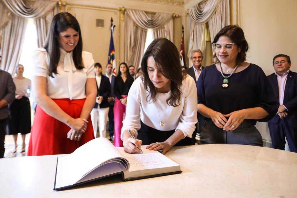 Governadora Raquel Lyra empossa Cacau de Paula como secretária da Cultura