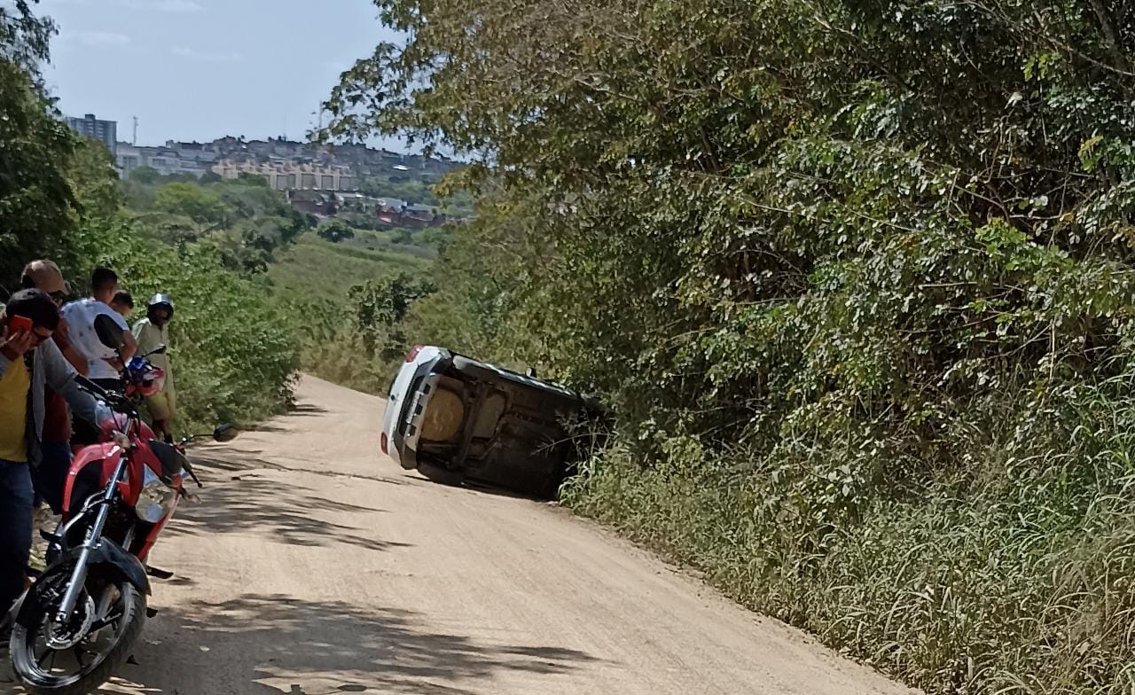 Motorista perde o controle e capota carro no Sítio Campo Novo, em Caruaru