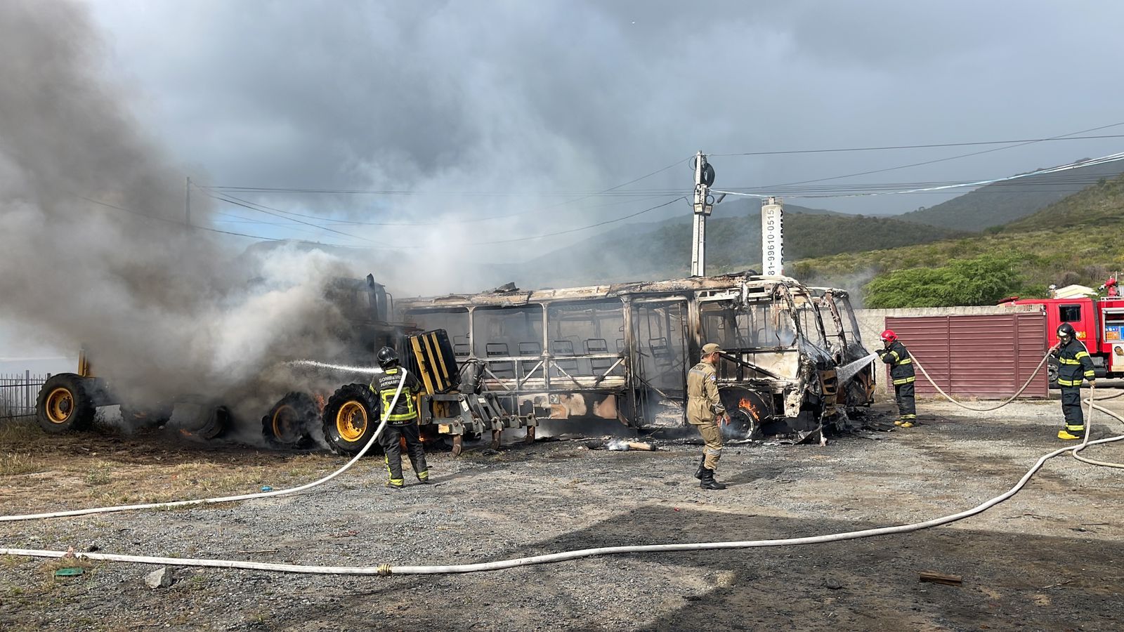 Ônibus escolares e máquina Patrol são Incendiados na garagem da Prefeitura de Taquaritinga do Norte