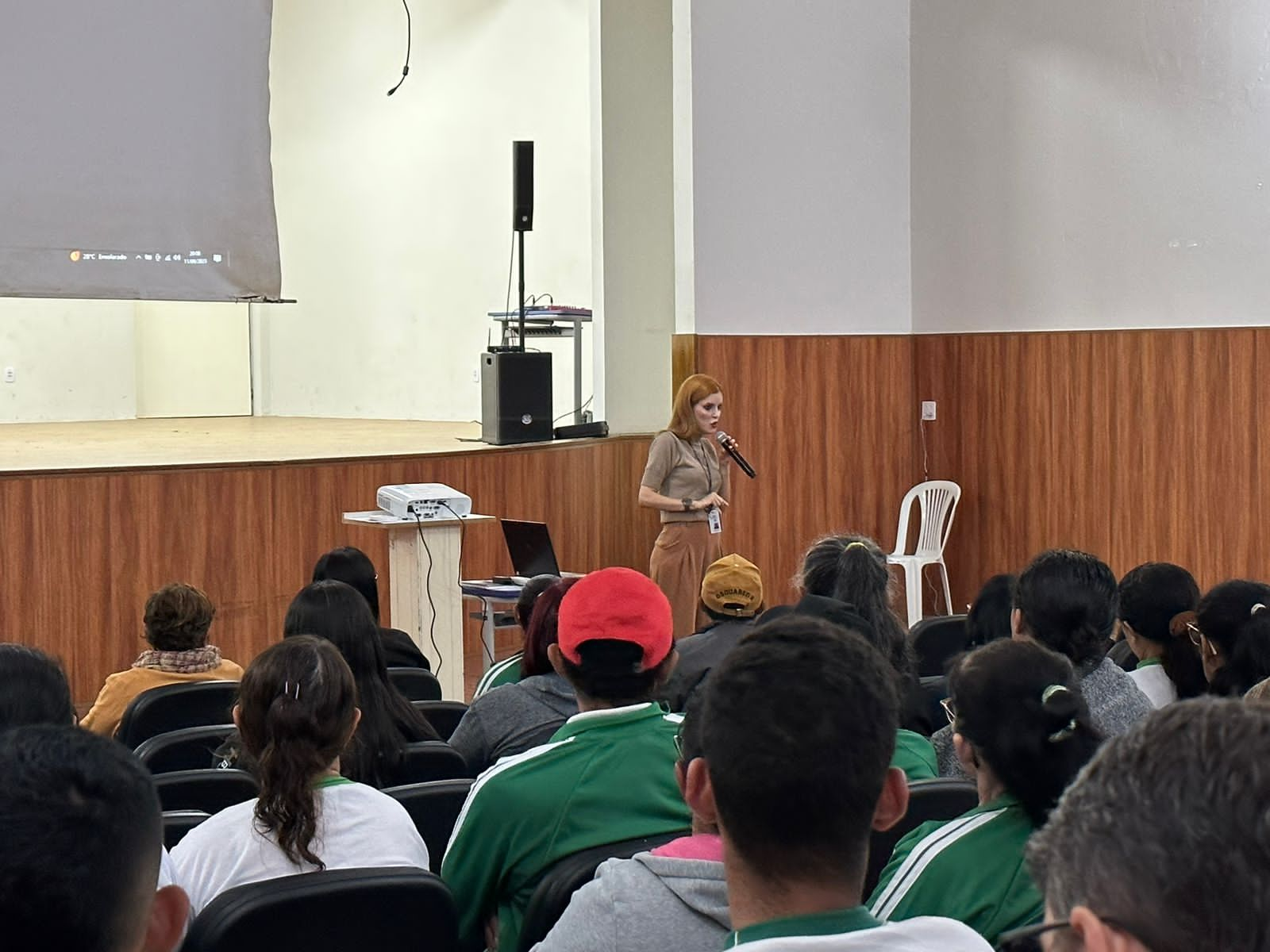 Prefeitura de Caruaru promove seminário de qualificação profissional para os estudantes da EJA