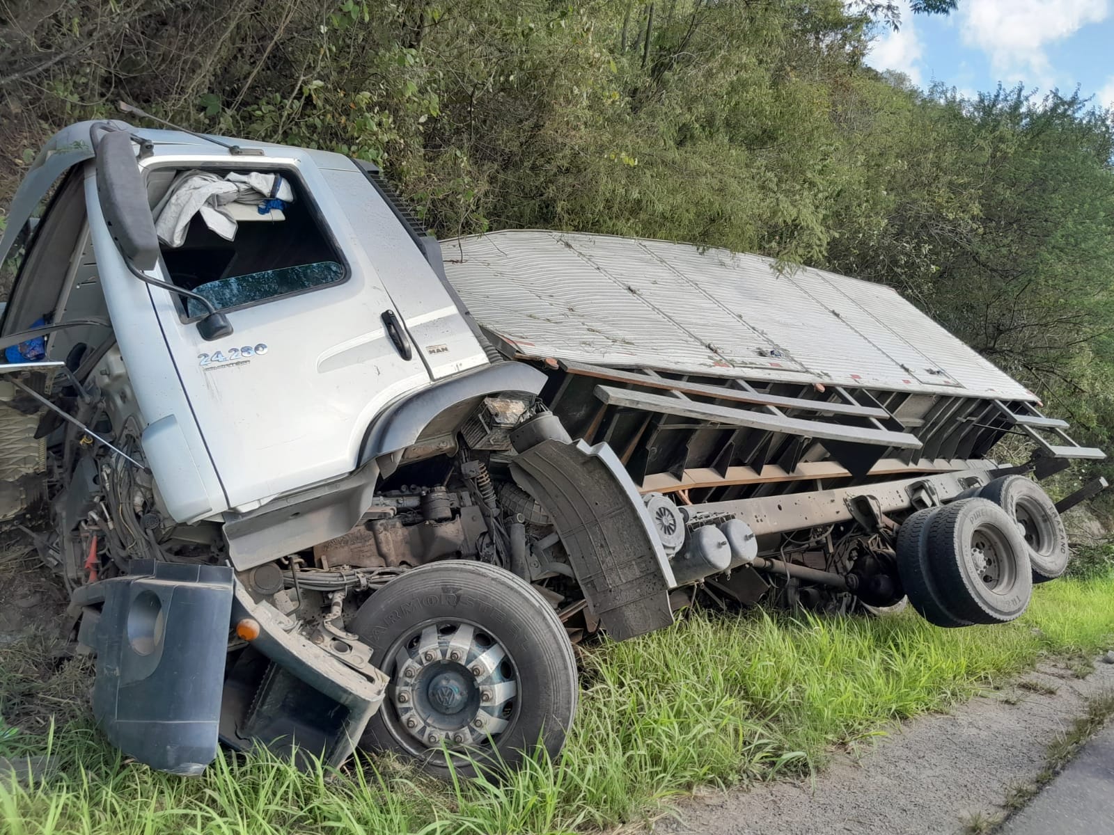 Caminhoneiro fica ferido após acidente na BR-232