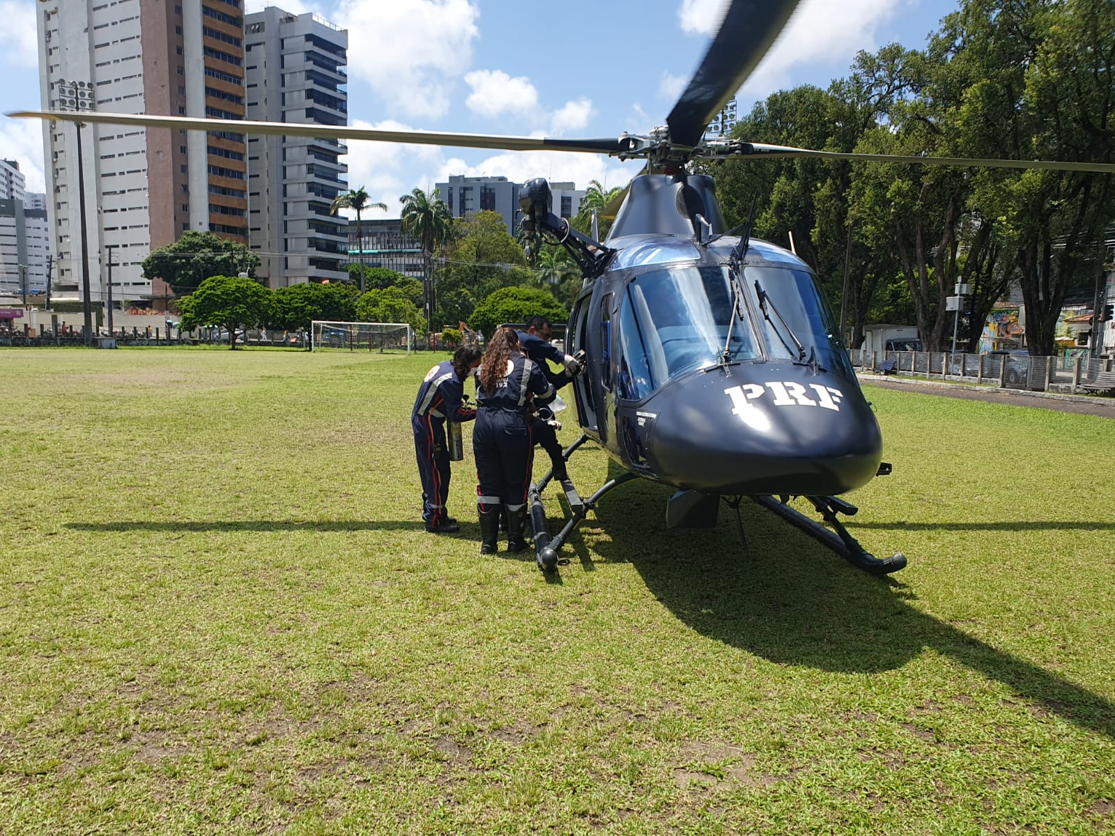 Bebê vítima de afogamento é transferido de helicóptero do Cabo para Recife