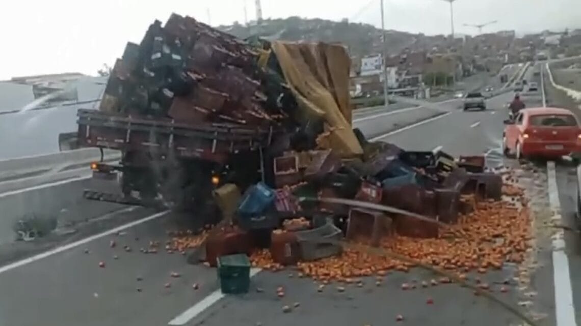 Caminhão carregado de frutas tombou na BR-104 em Caruaru