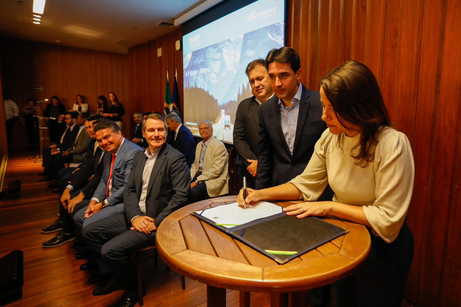 Governadora Raquel Lyra anuncia, ao lado do ministro Silvio Costa Filho, investimento de R$ 1,6 bilhão para instalação de terminal de contêineres em Suape
