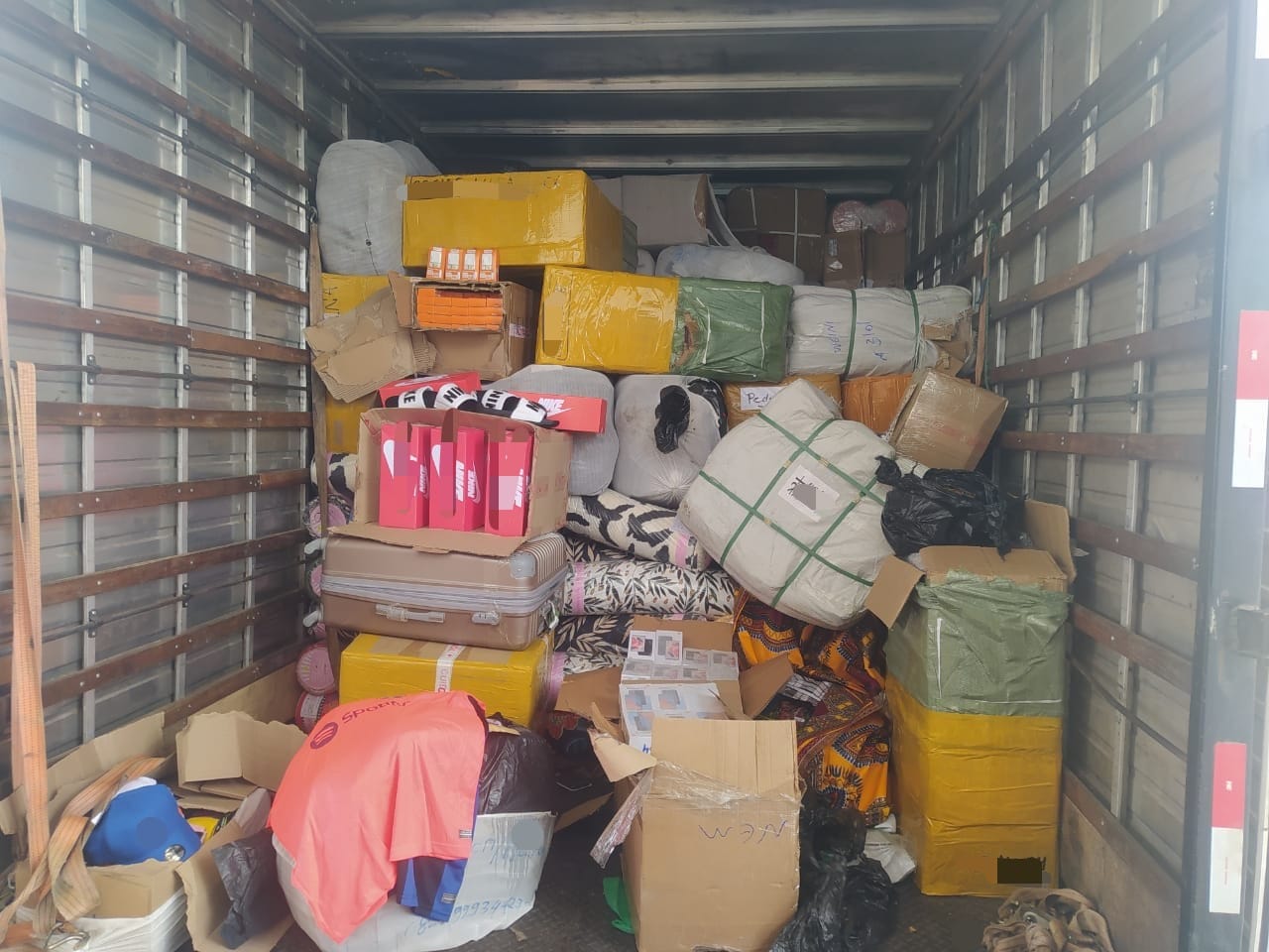 Caminhão com 10 toneladas de produtos sem nota fiscal é retido pela PRF em São Caetano