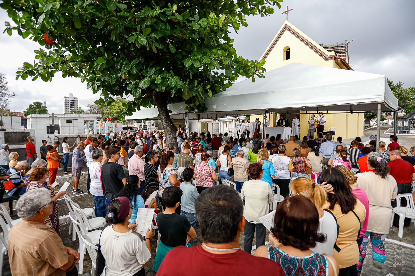 Cemitérios públicos de Caruaru receberam 10 mil pessoas neste Dia de Finados