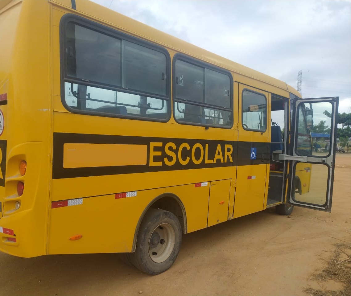 Ônibus de transporte escolar com irregularidades são recolhidos na BR 408