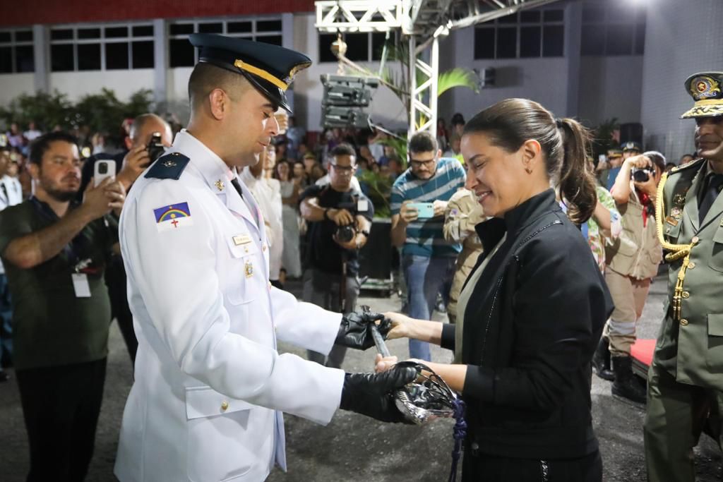 Governadora Raquel Lyra comanda cerimônia de Entrega de Espadas aos novos oficiais do Corpo de Bombeiros