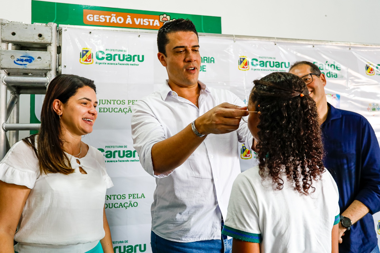 Prefeitura de Caruaru entrega 83 óculos para estudantes da Escola Mestre Vitalino