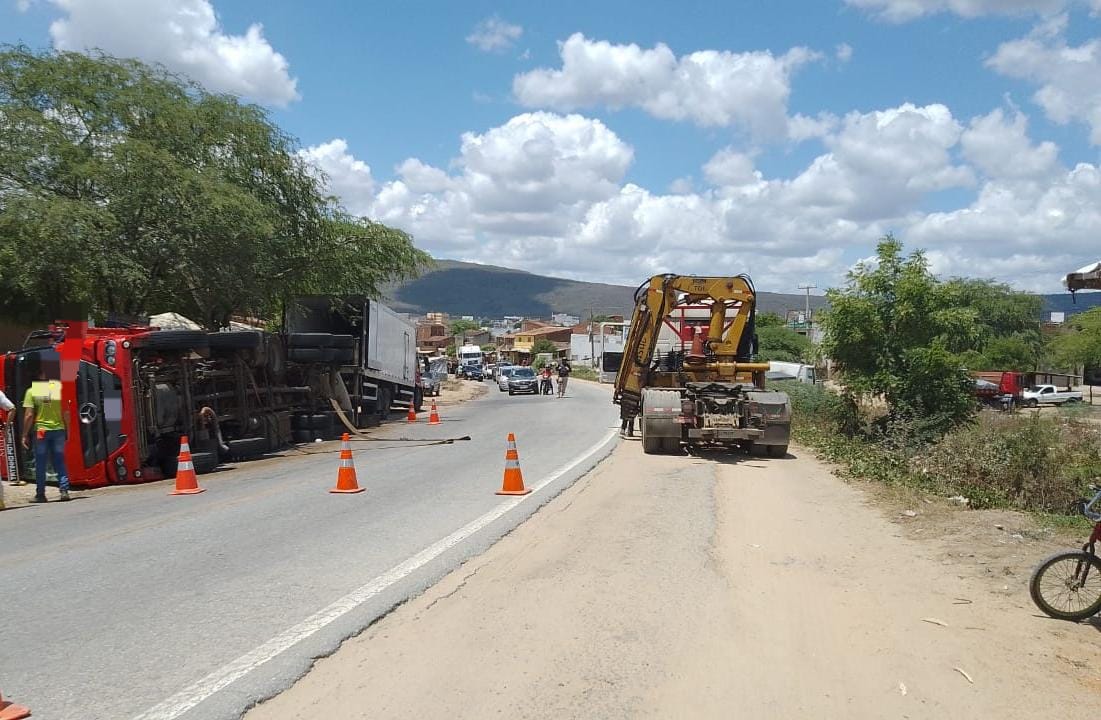 Caminhoneiro tomba veículo carregado de frutas em Caruaru e a população saqueou a carga