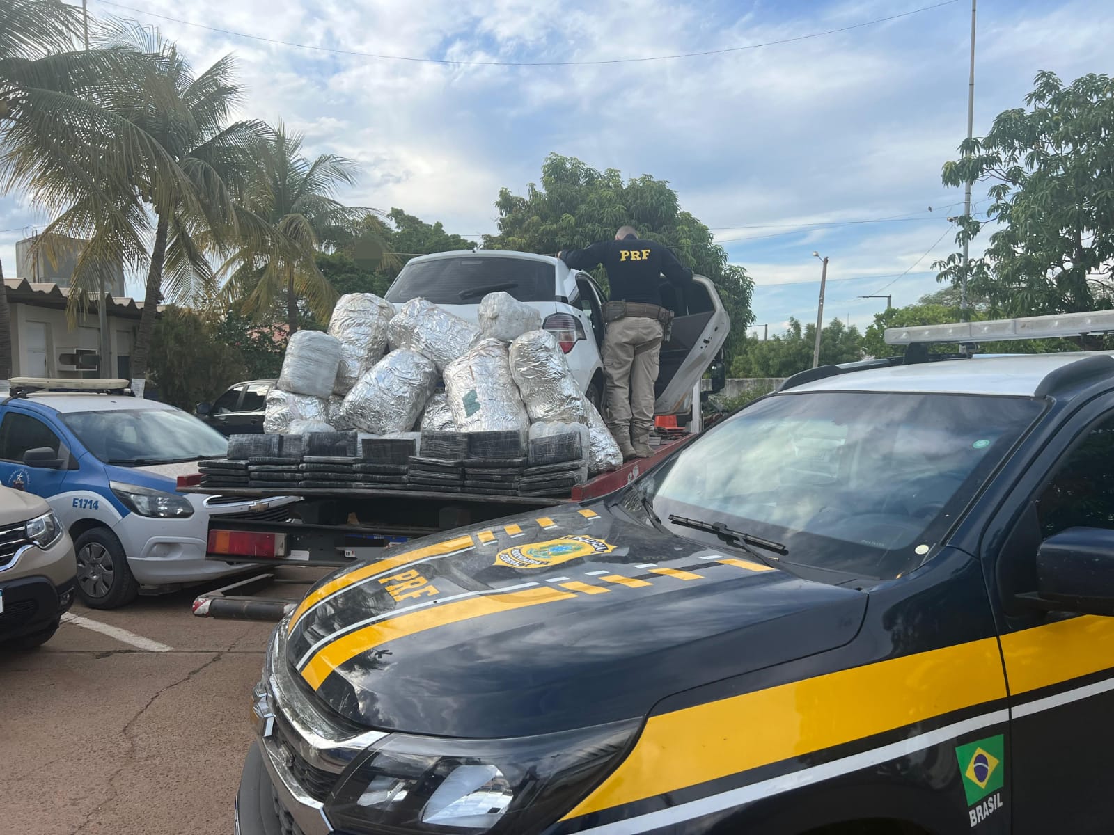 Adolescente é apreendido pela PRF com 218 Kg de maconha em carro roubado