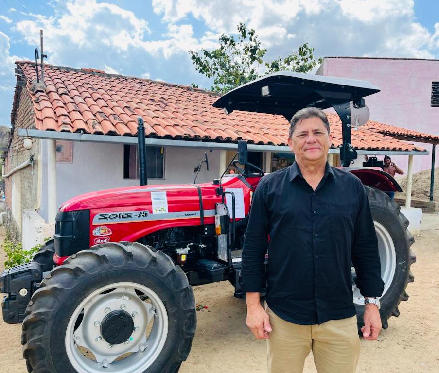 Nelson Diniz entrega trator a agricultores do Sítio Carneirinhos