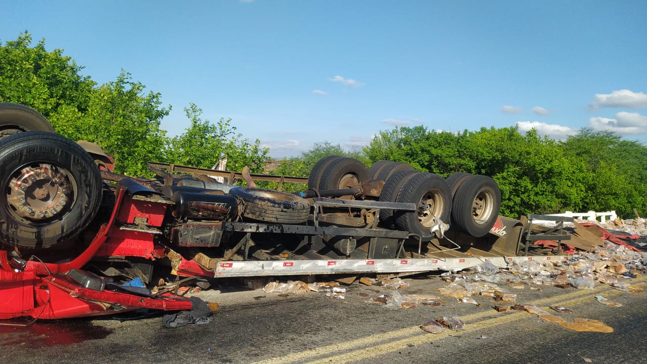 Sertão: Motorista e passageiro morrem após capotamento de caminhão