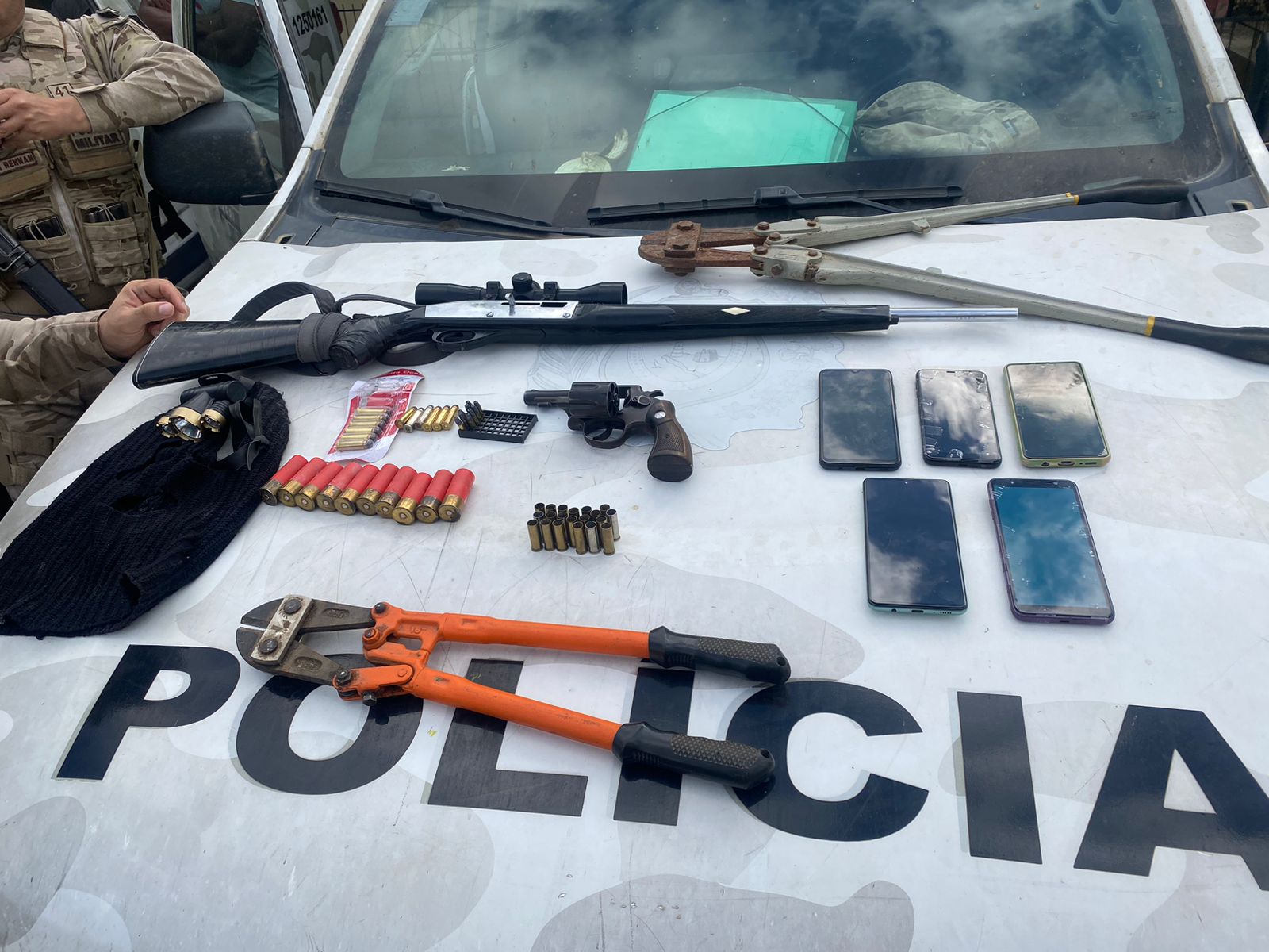 Polícia Militar cumpre mandado de prisão e apreende armas de fogo