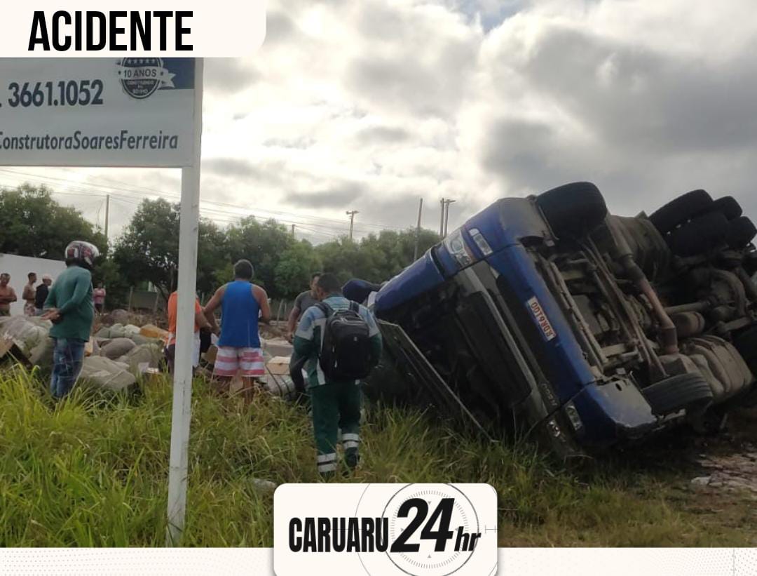 Vítimas feridas após carreta capotar em Caruaru e população saqueou parte da carga