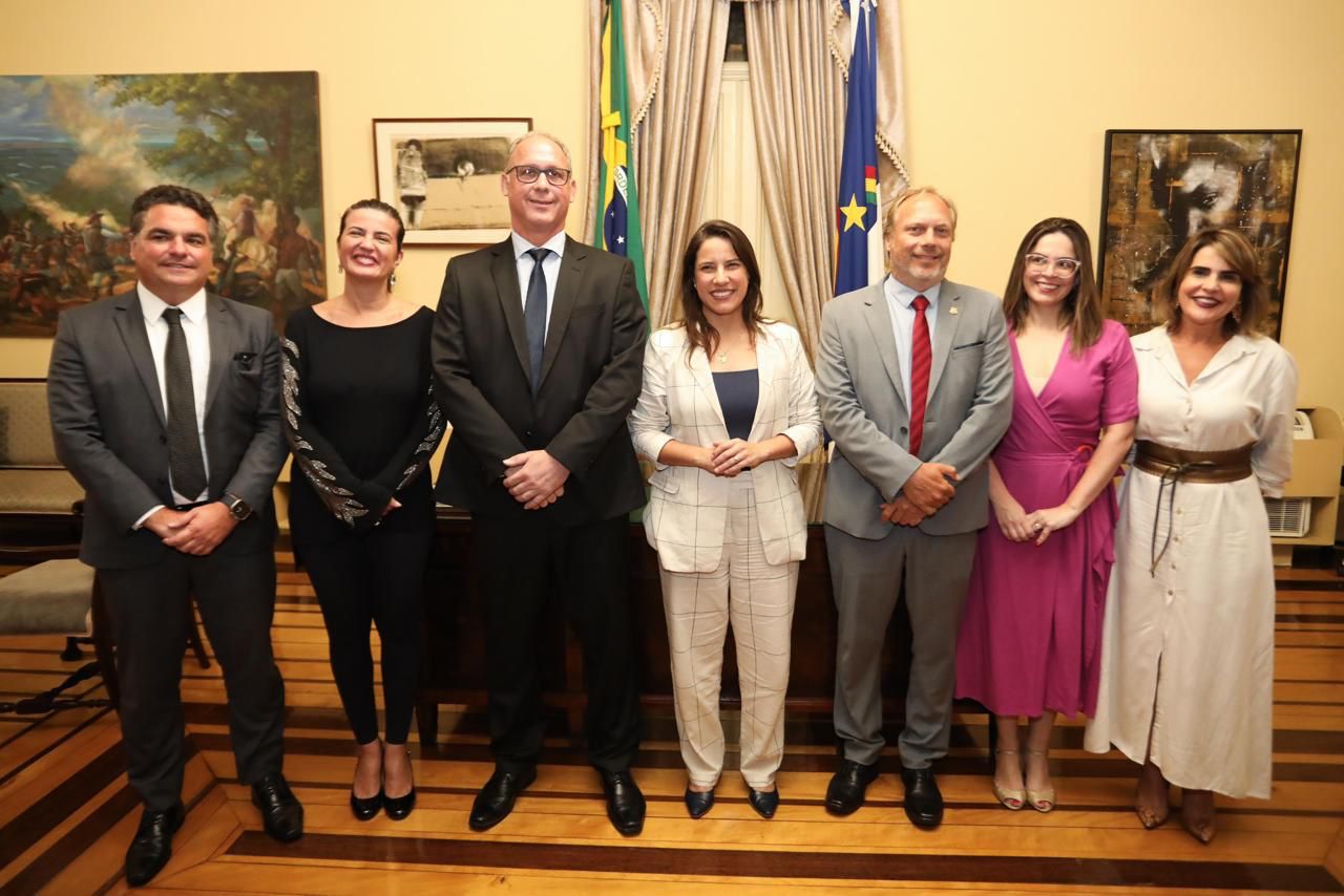 Governadora Raquel Lyra transmite chefia da Polícia Civil para o delegado Renato Leite