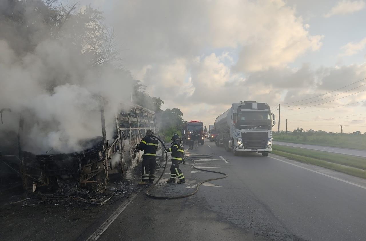 Ônibus fica destruído após pegar fogo na BR-101