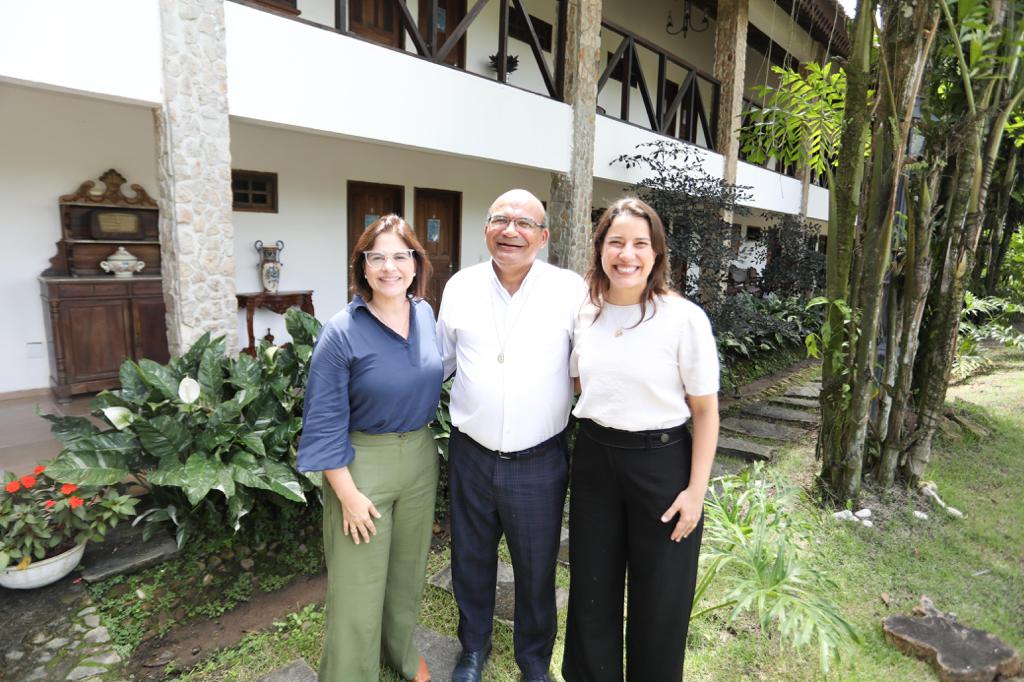 Governadora Raquel Lyra visita sede da Comunidade Obra de Maria e acompanha formação de missionários