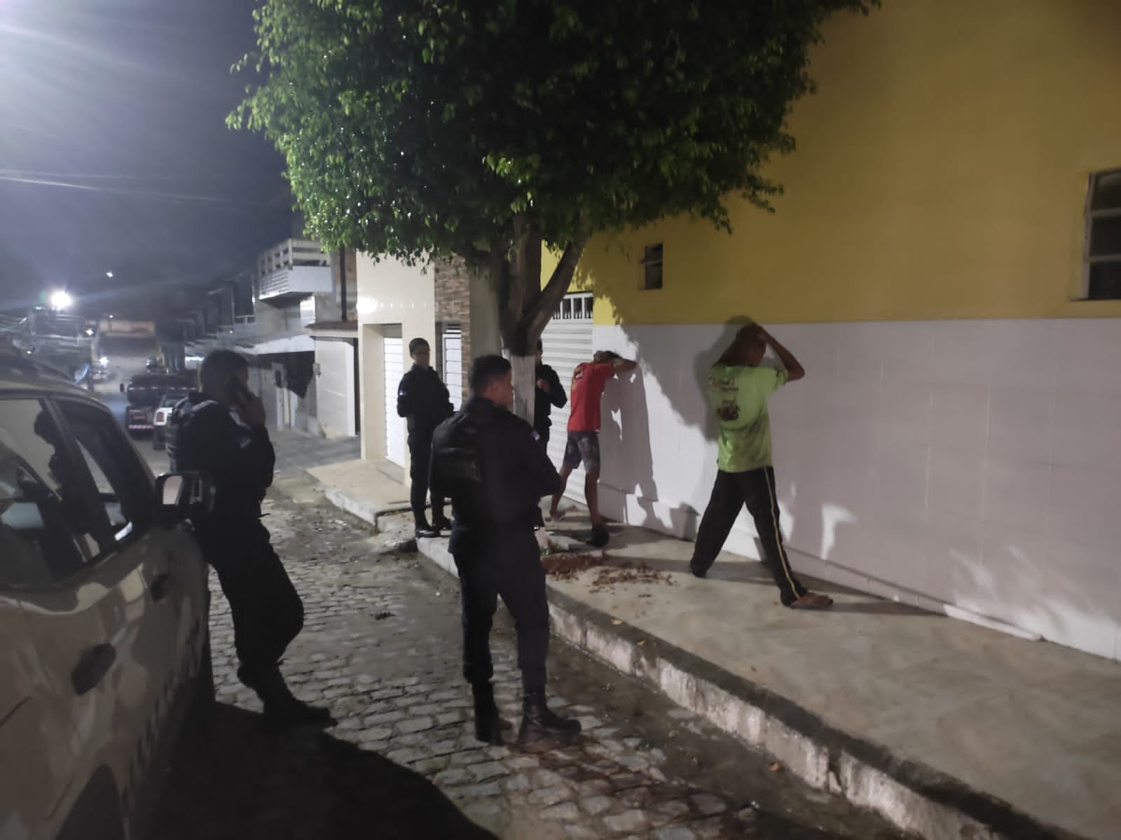 Guarda Municipal conduz à delegacia homens suspeitos de furto de fios no bairro Petrópolis