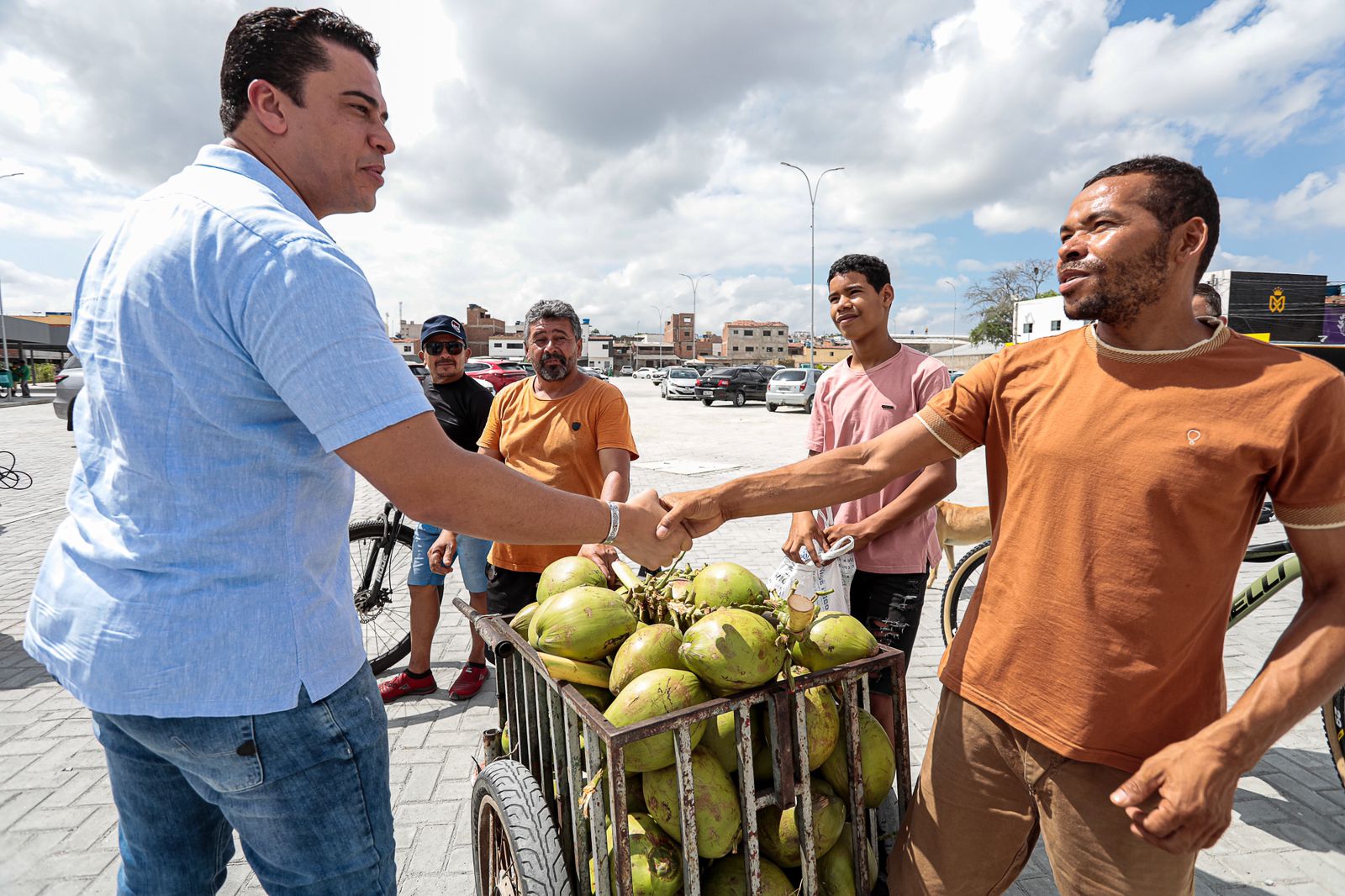 Prefeito Rodrigo Pinheiro entrega estacionamento para feirantes e praça Fogueteiro Maurílio Mamoca