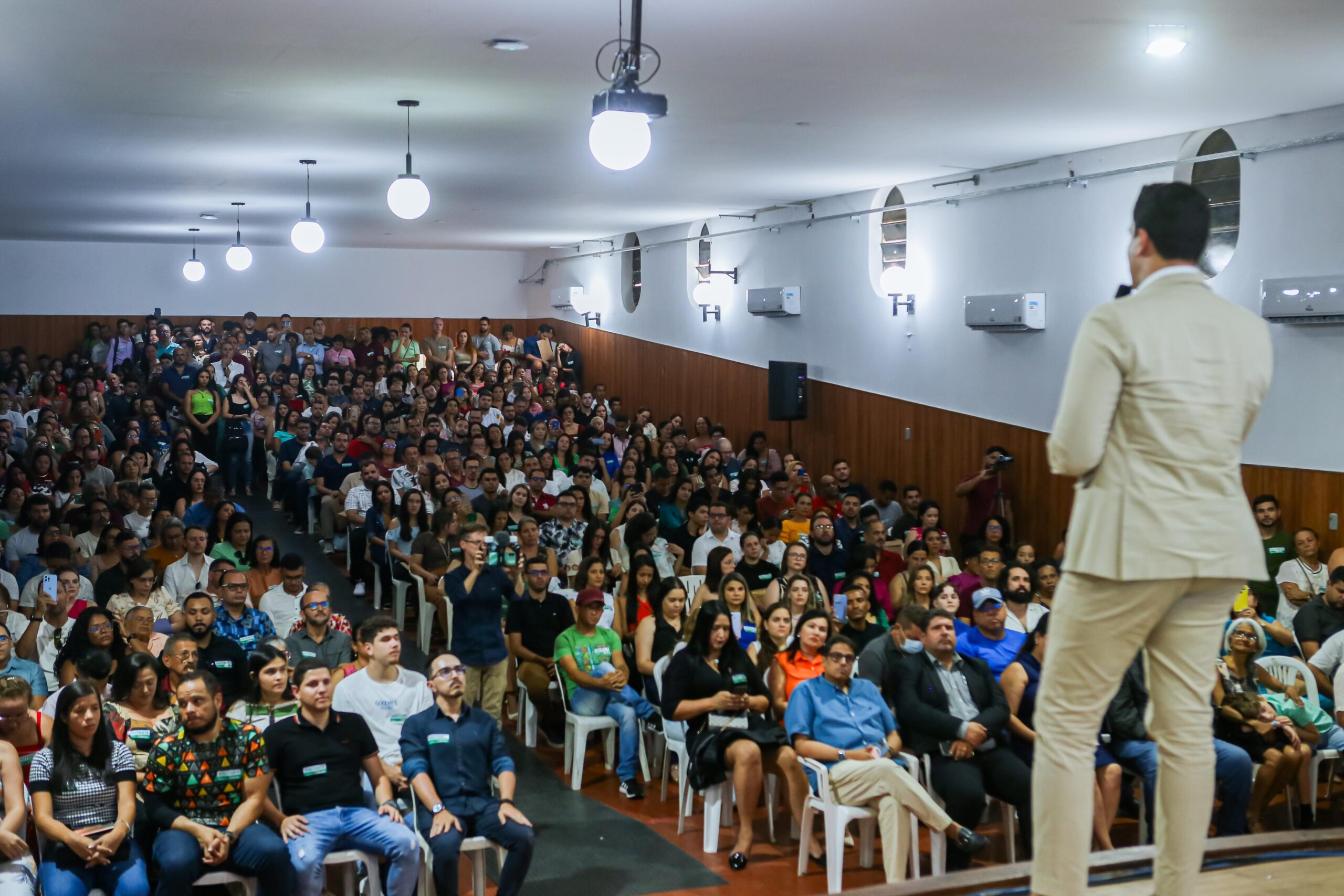 Rodrigo Pinheiro dá posse a quase 500 servidores municipais da área