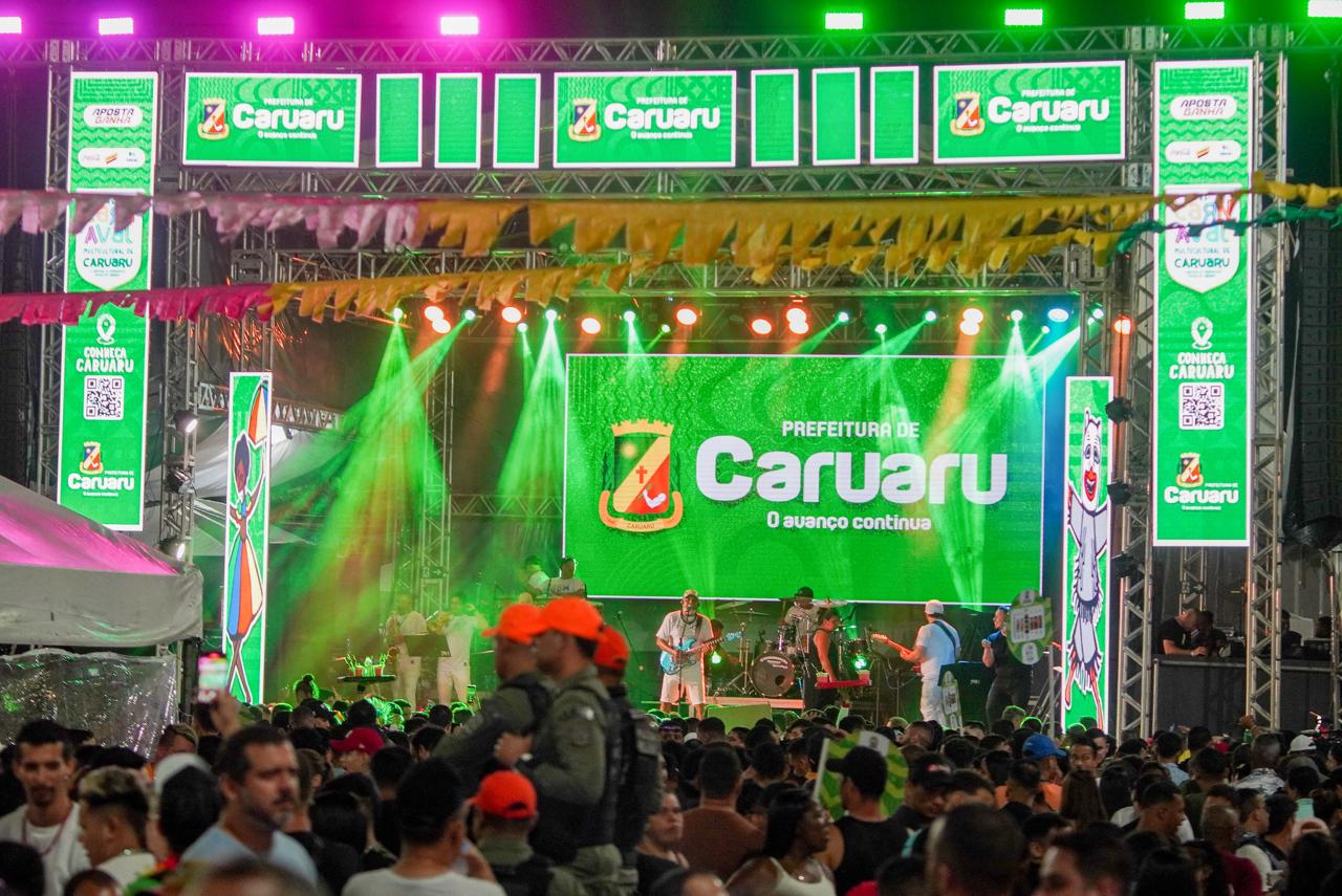 Caruaru se transforma na Capital do Frevo e do Axé na abertura do Pré-Carnaval Multicultural 2024 e leva milhares de foliões para a Estação Ferroviária