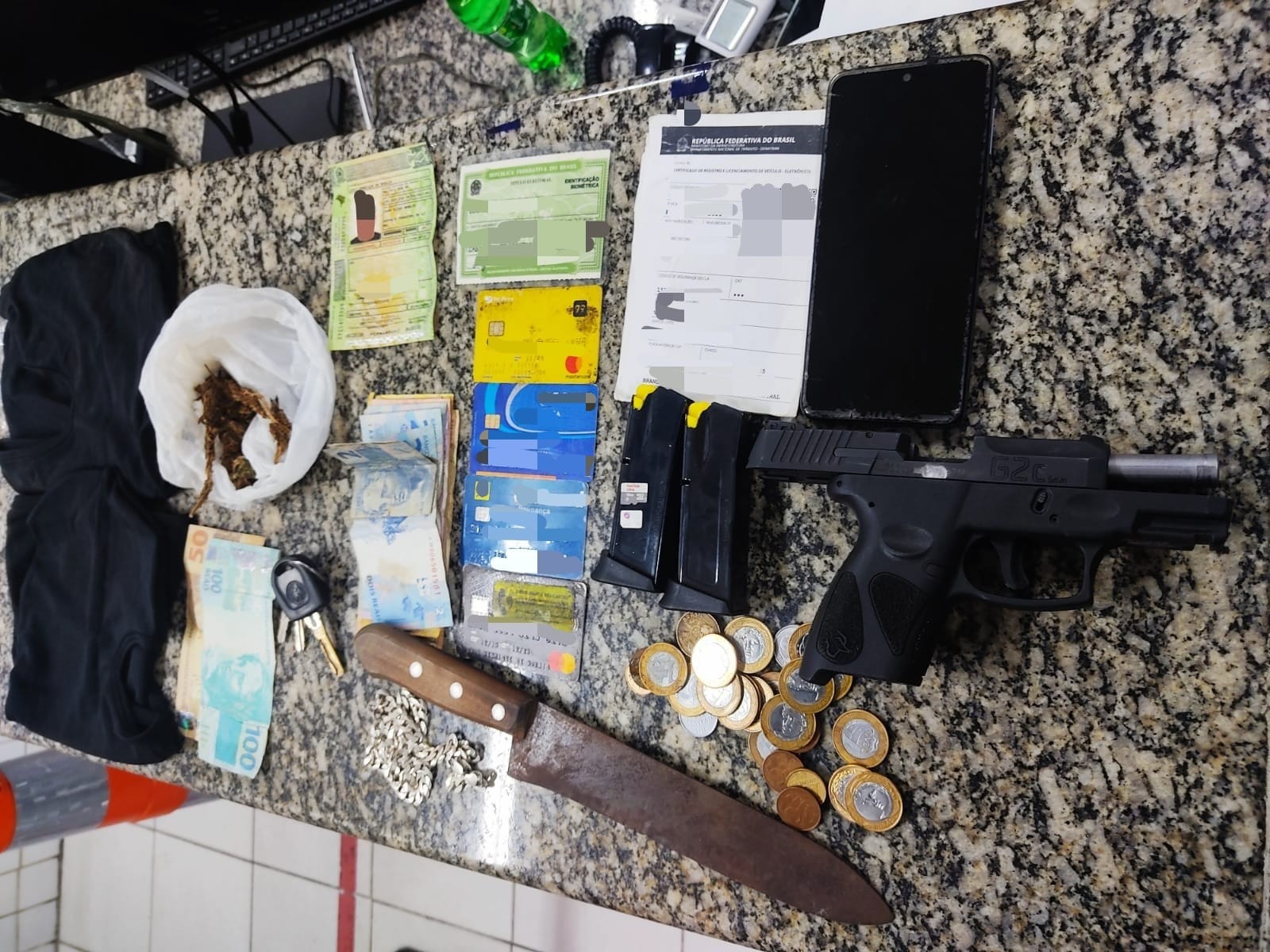 PRF detém homem com pistola e dinheiro falso em Recife