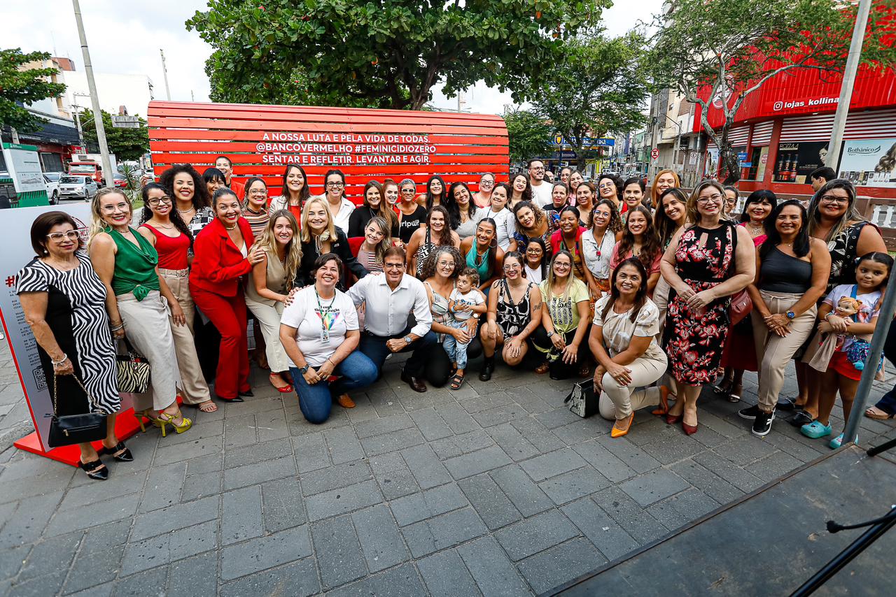 Caruaru é a primeira cidade do agreste de Pernambuco a receber projeto do Banco Vermelho Banco gigante faz referência às ações de combate ao feminicídio
