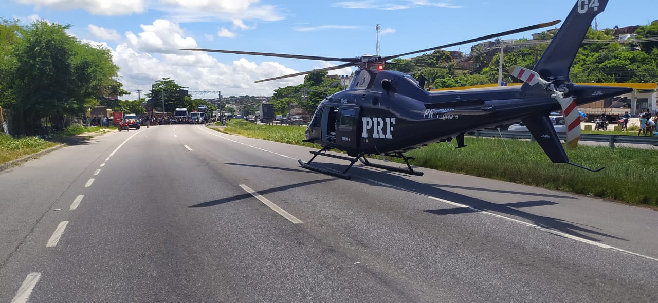 Condutor de motocicleta é resgatado de helicóptero após colisão na BR 101