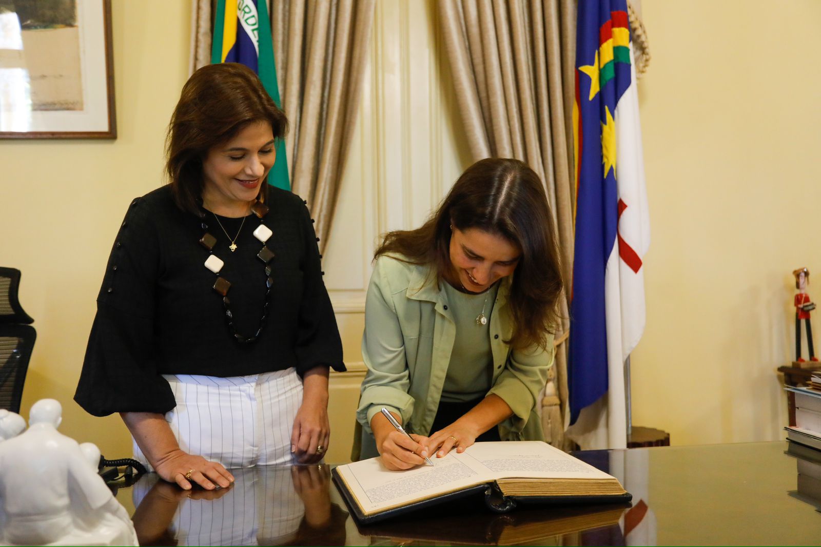 Governadora Raquel Lyra transmite cargo à vice-governadora Priscila Krause para cumprir agenda em Boston, na Brazil Conference 2024