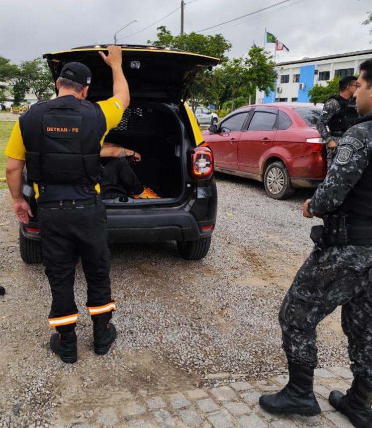 Operação Integrada DETRAN PE e PMs do 1° BIEsp resulta na prisão de condutor com substância análoga à cocaína em Caruaru 