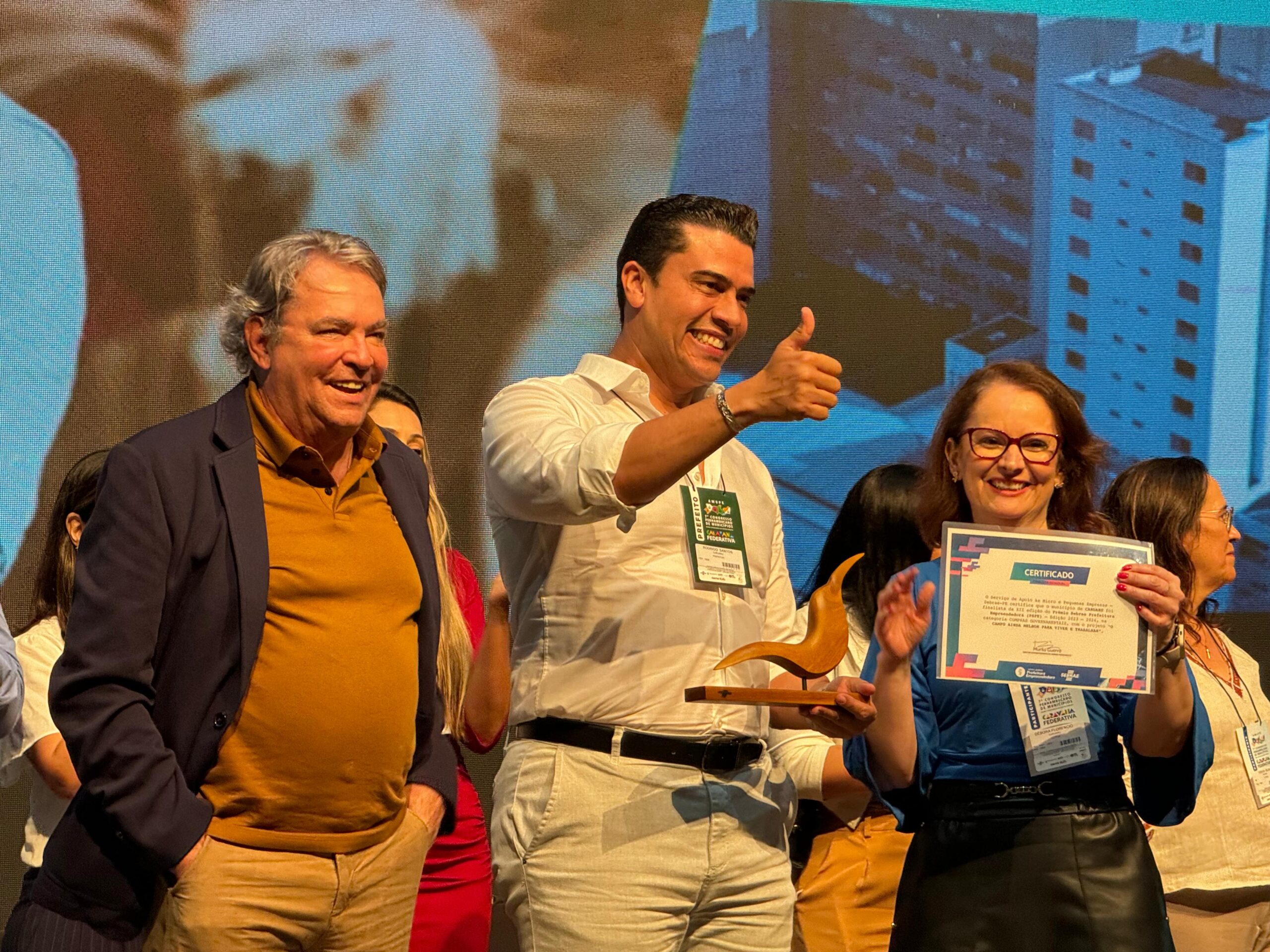 Rodrigo Pinheiro recebe prêmios do Sebrae em reconhecimento a projetos de sua gestão