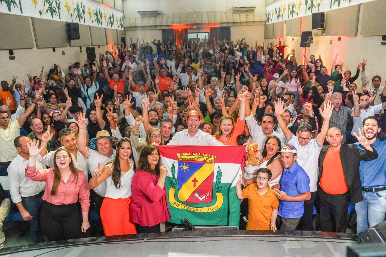 Lançamento da pré-candidatura de Armandinho atrai multidão em Caruaru
