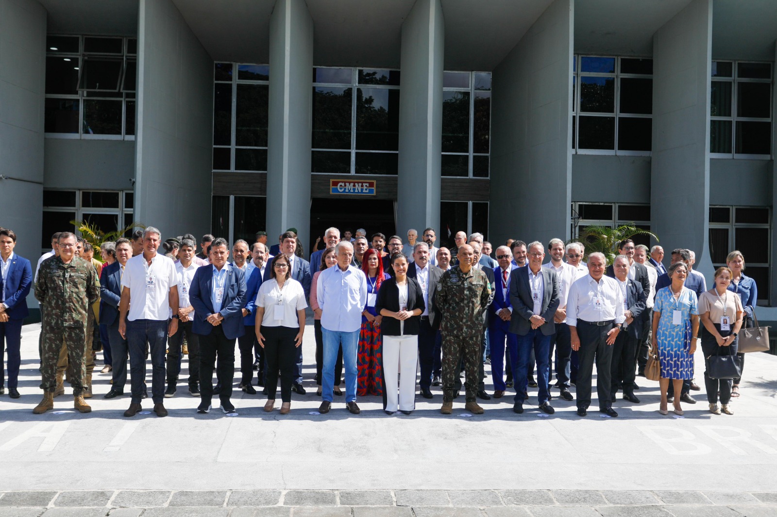 Governadora Raquel Lyra e ministro da Defesa visitam área em que será construída a Escola de Sargentos do Exército em Pernambuco