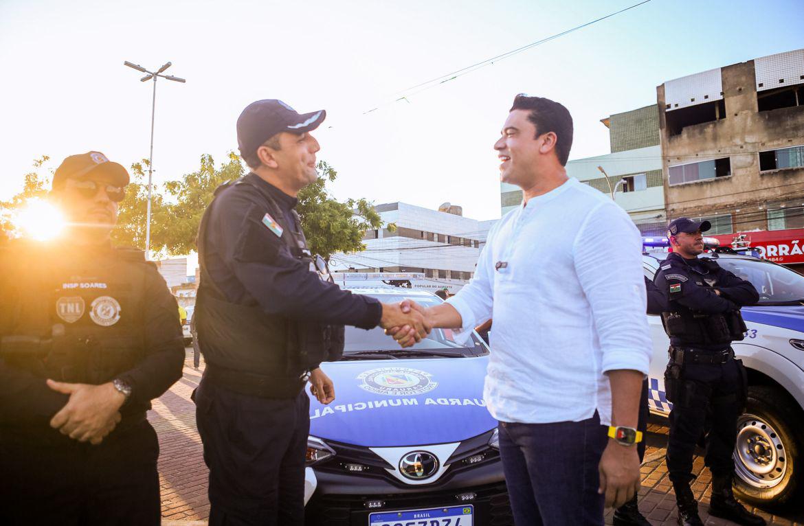 Prefeito Rodrigo Pinheiro  entrega novos equipamentos de segurança para os caruaruenses e anuncia concurso para a Guarda Municipal