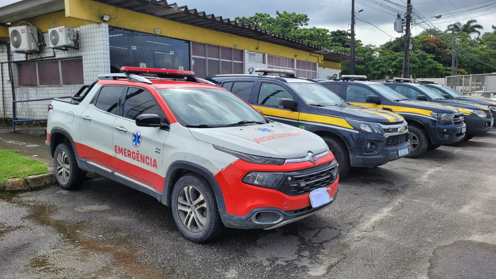 Caminhonete vira ambulância de forma irregular e é apreendida pela PRF no Recife