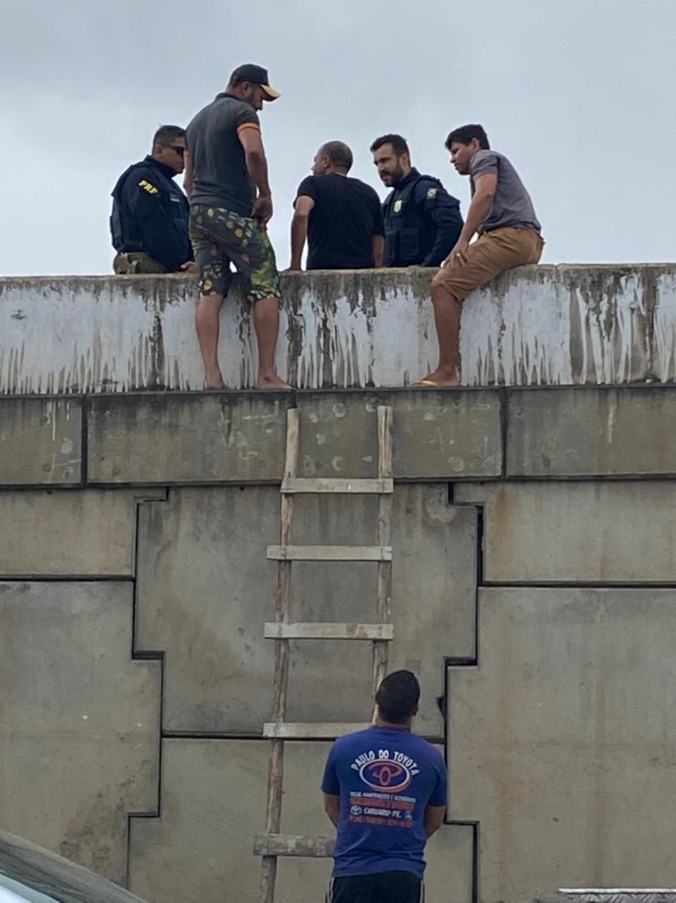 Heróis da PRF Salvam Homem em Situação Crítica no Viaduto de Caruaru