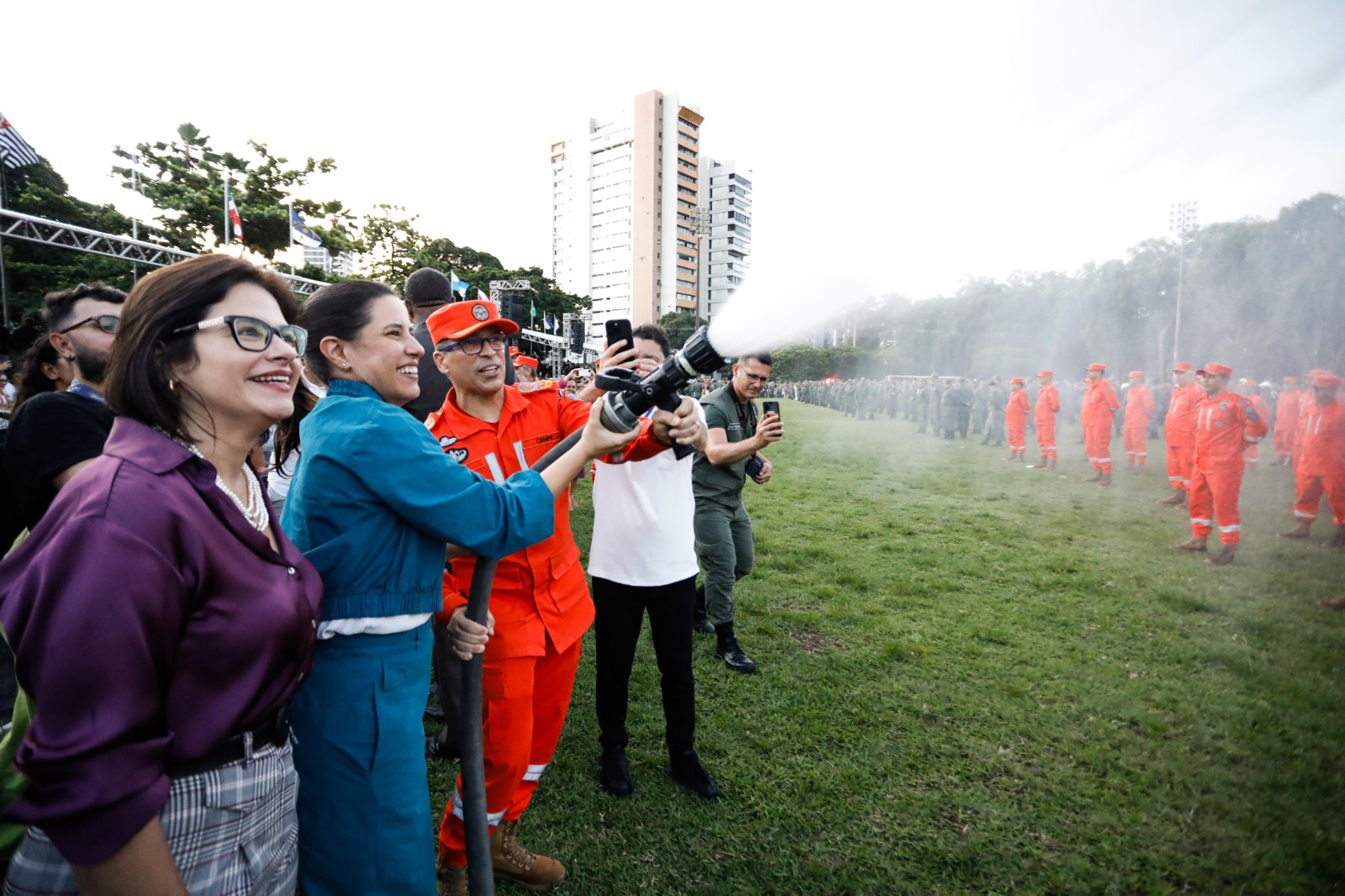 Governadora Raquel Lyra comanda cerimônia de entrega de insígnias a policiais e bombeiros militares recém-promovidos