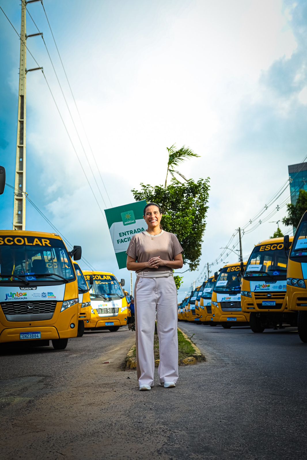 Governadora Raquel Lyra entrega novos ônibus escolares a todos os 184 municípios pernambucanos