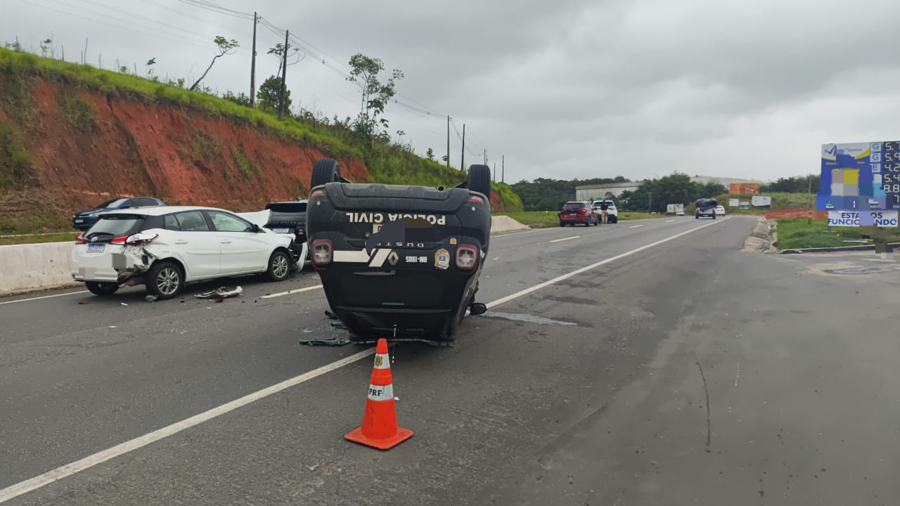 Engavetamento na BR 232  envolve viatura da Polícia Civil