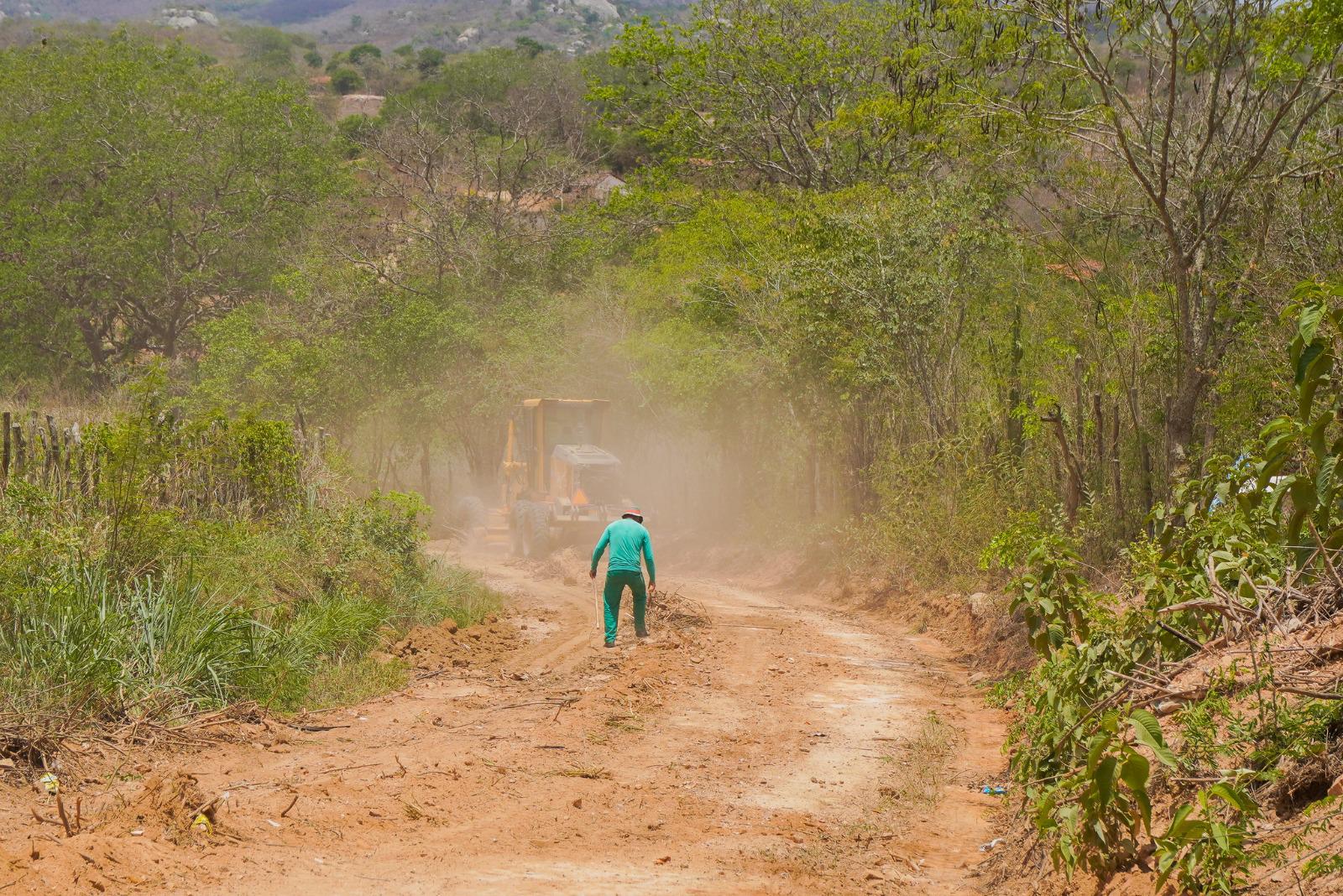 Em cinco meses de trabalho, a Prefeitura de Caruaru recupera quase 400 quilômetros de estradas da Zona Rural