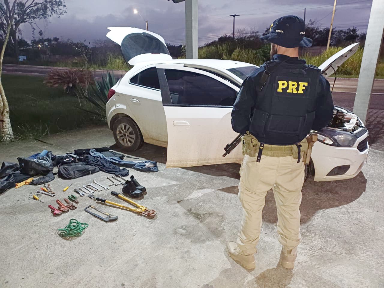 PRF detém trio com armas e carro roubado em Gravatá