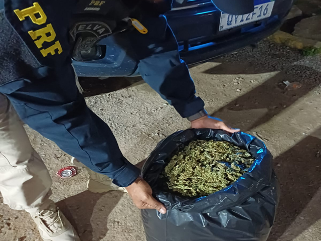 PRF detém dupla com 8 kg de maconha em Caruaru