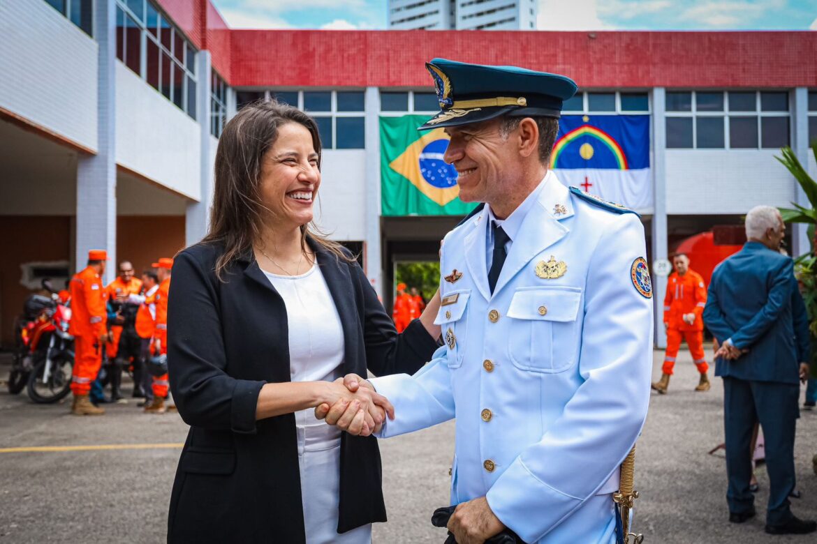 Governadora Raquel Lyra empossa novo comandante-geral do Corpo de Bombeiros