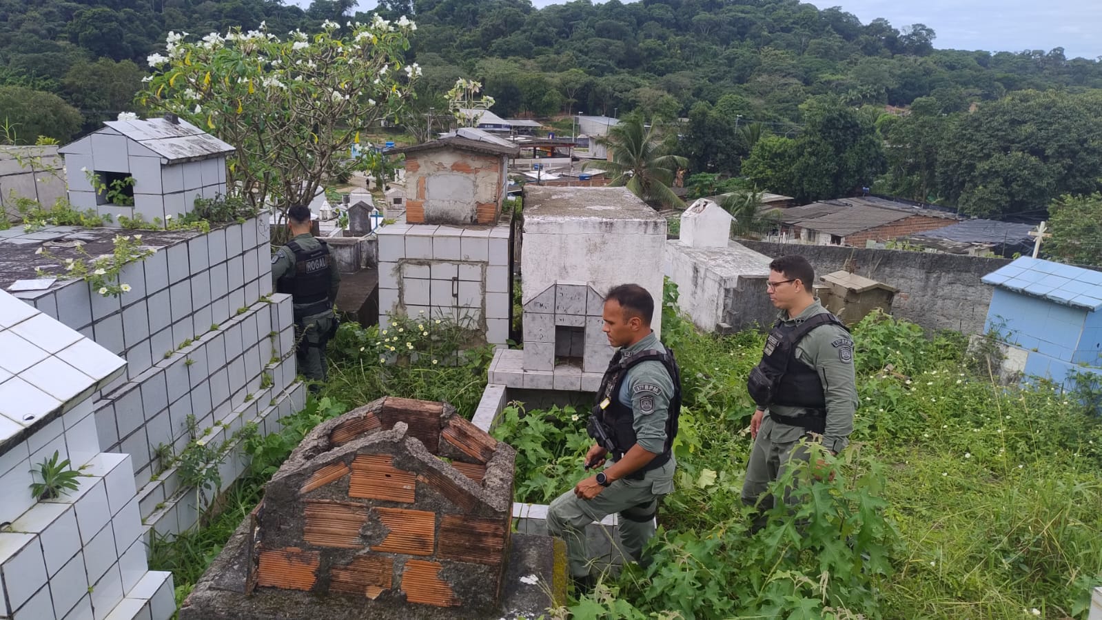 Drone identifica venda de drogas em cemitério