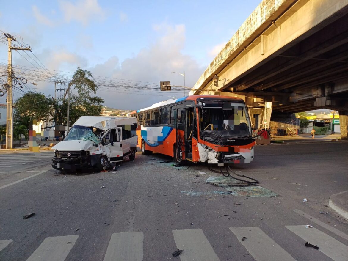 Grave Acidente deixa feridos na BR 104 em Caruaru: Van Colide com Ônibus