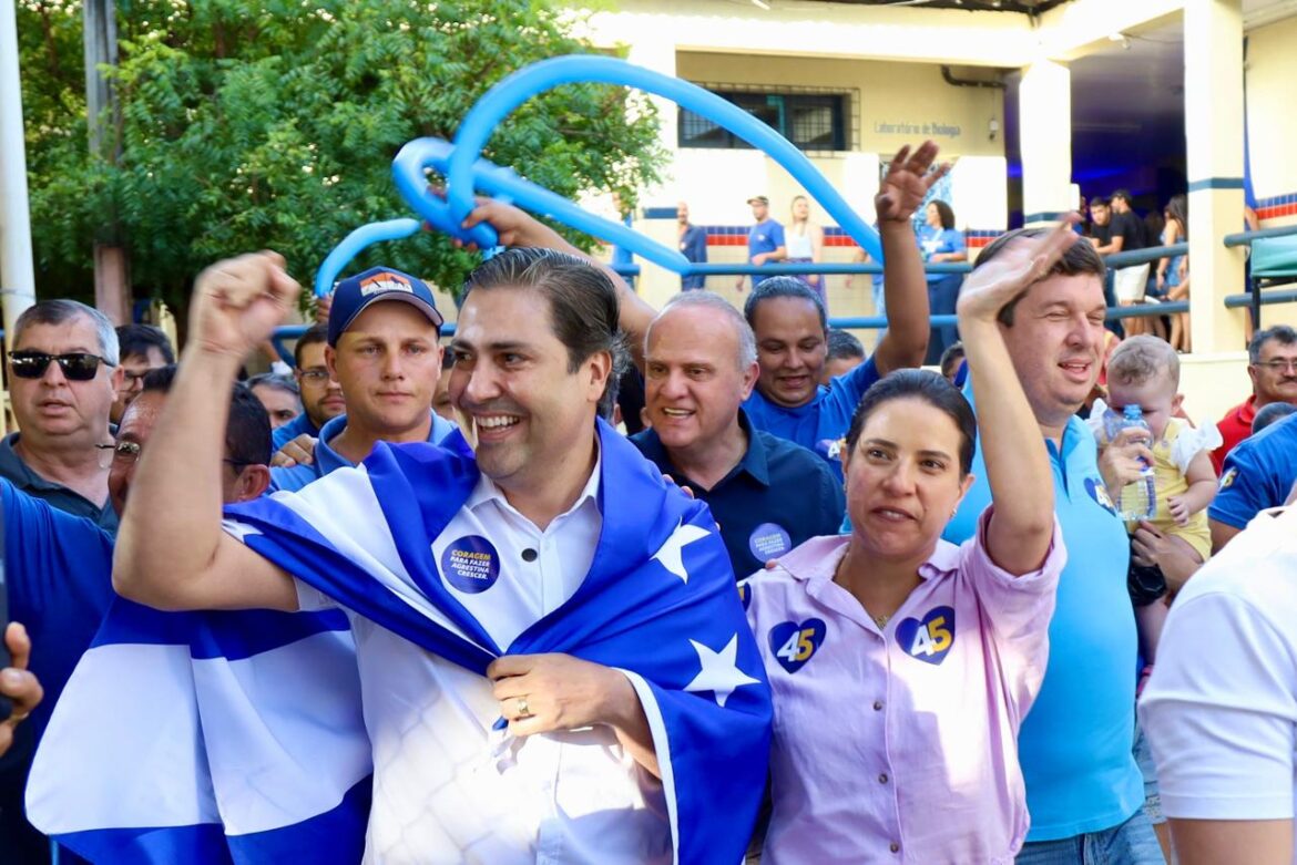 Pré-candidato Thiago Nunes chega à convenção de mãos dadas com a governadora Raquel Lyra